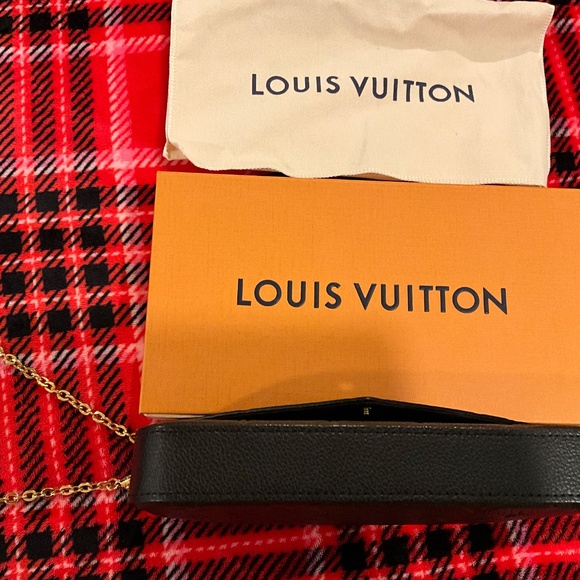 Louis Vuitton - Picture 7 of 10